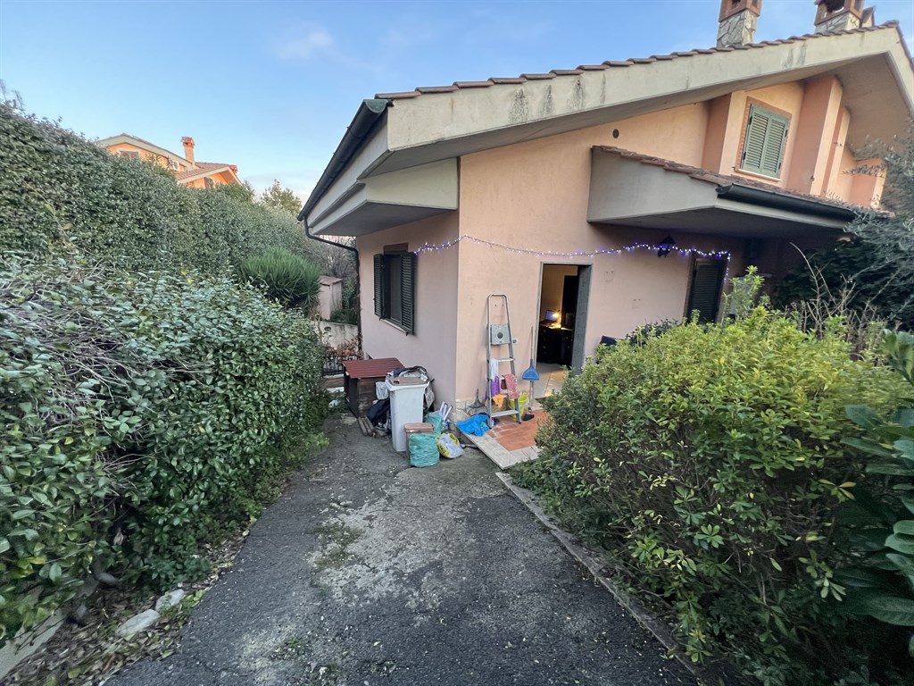 VILLINO CON GIARDINO + POSTO AUTO