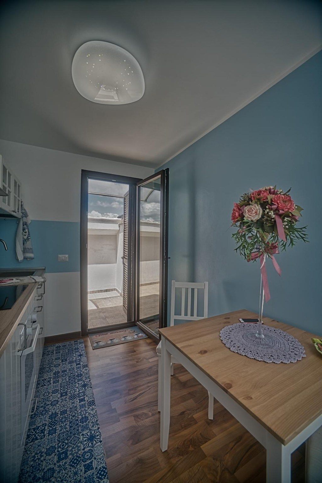 Proponiamo la vendita di un grazioso attichetto in Via Valtravaglia, in zona Conca d'Oro, composto da una zona giorno con angolo cottura accogliente e funzionale, camera da letto, bagno e terrazzo. L'immobile si presta come un ottimo investimento immobili