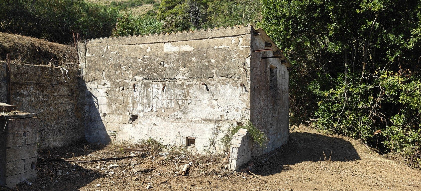 Terreno agricolo con due piccoli ruderi