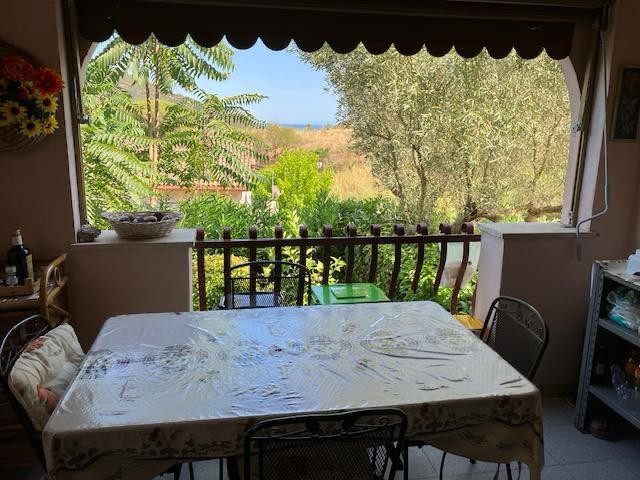 Appartamento con spazi esterni, posto auto e vista mare