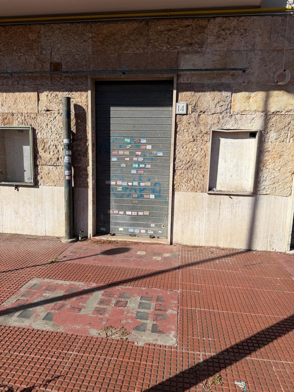 Alessandrino - Via Luca Ghini negozio su due livelli