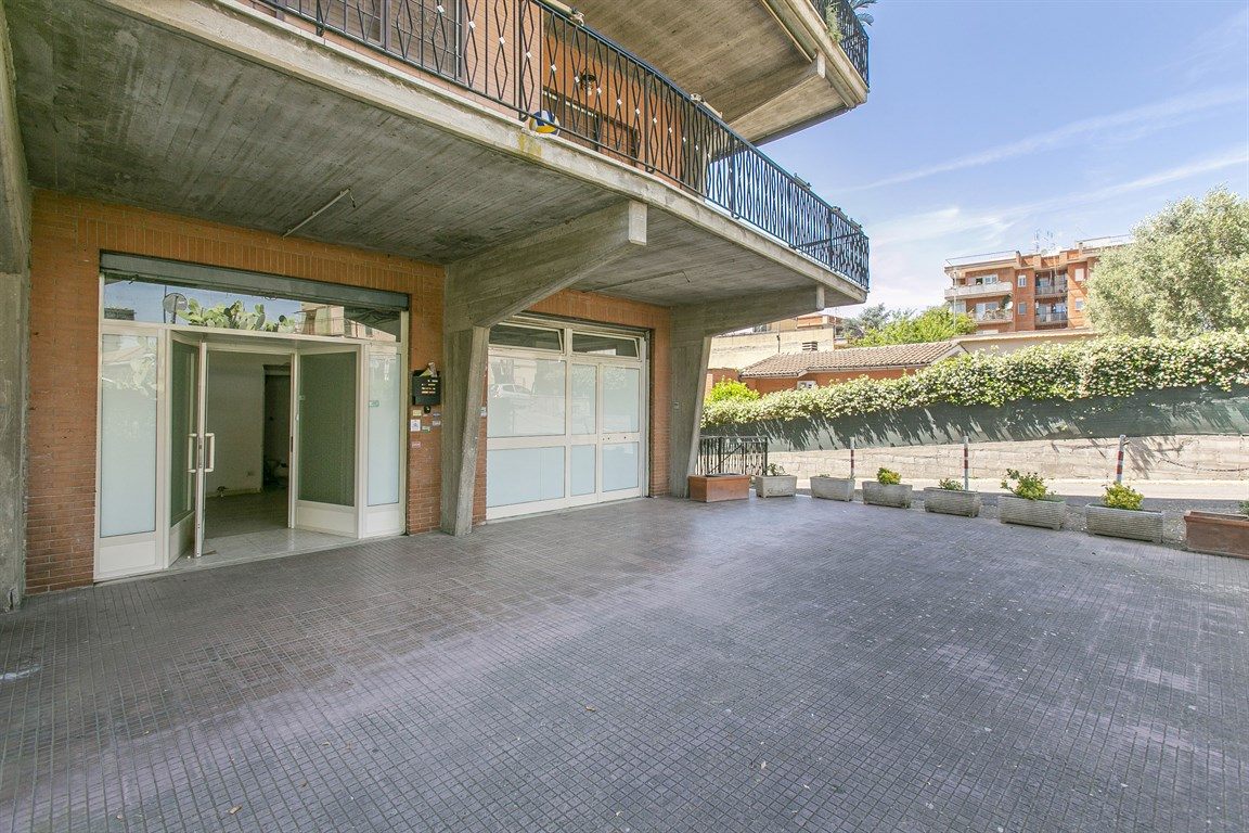 Cassia/Grottarossa – Affittasi Locale C/1 (60 mq) con Doppi Servizi