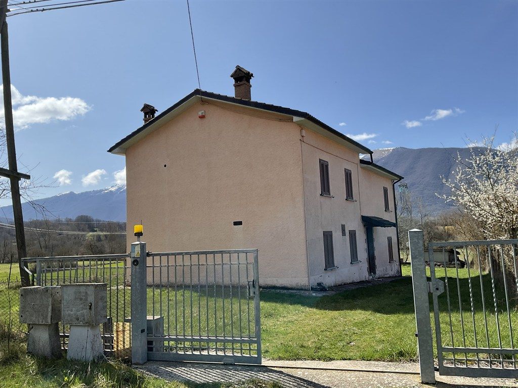 Leonessa / Vallunga  mq 220  mq 17.000 terreno seminativo