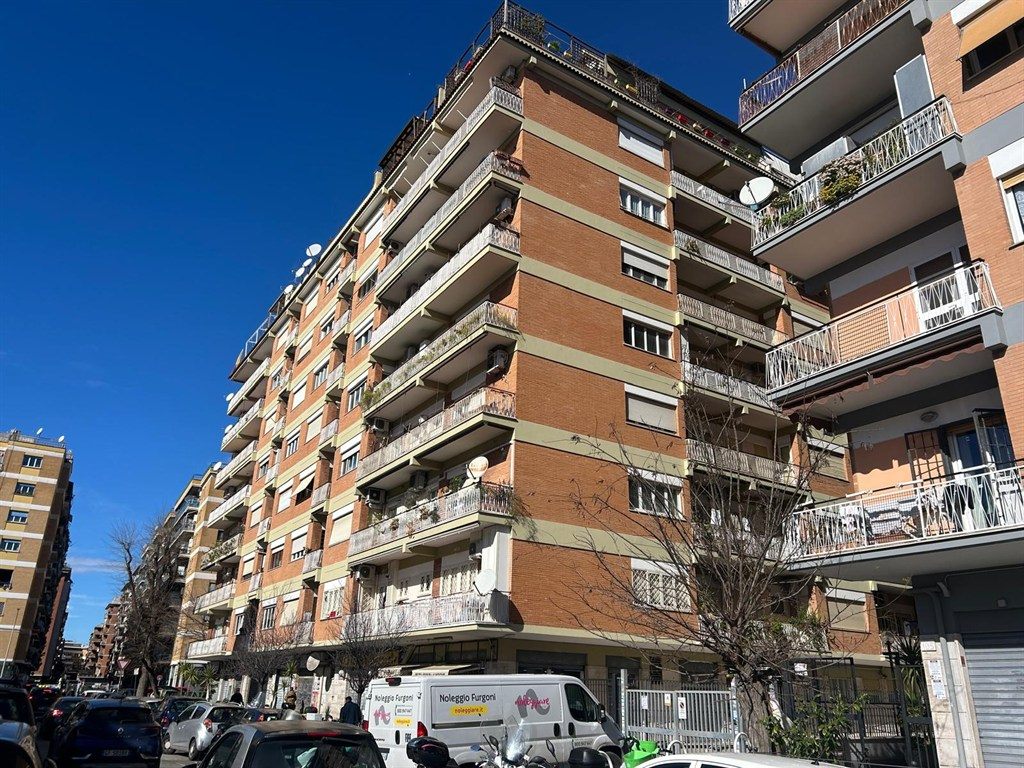 Tuscolano/Quadraro - ampio trilocale con balcone